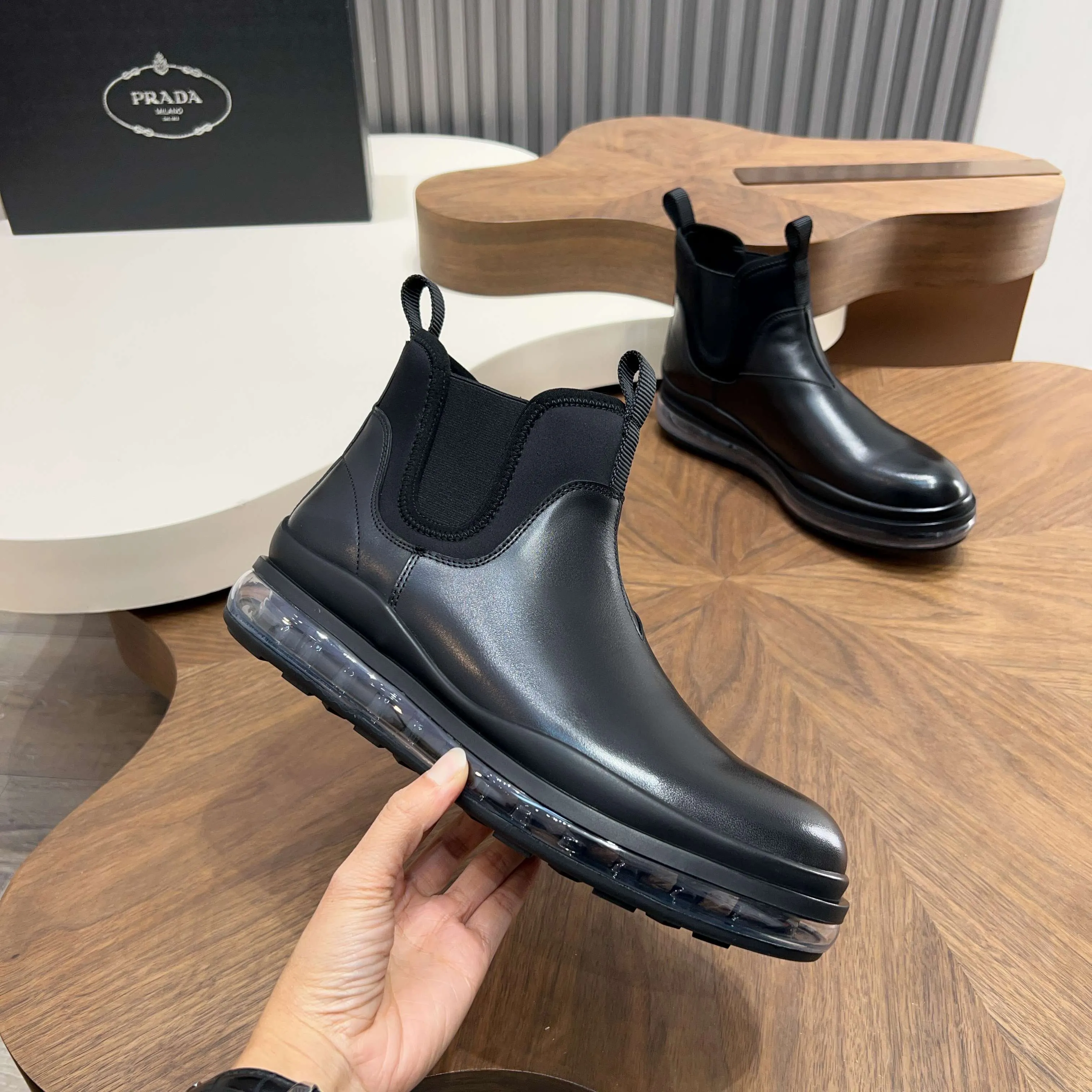 Men's shoes 💰 1000 Prada/Prada Italian show version Pure original men's high-top slip-on air cushion shoes Original super flexible air cushion outsole Silver label PRADA letter logo decoration on the heel Rubber bottom layer High comfort Excellent anti-slip performance Imported waxed cowhide Leather is smooth Leather holes are fine and even Super good texture Slip-on design Geometric carving decoration Novel and unique Full calf leather lining Standard gold-labeled feet. Fine workmanship. Ignore market currency. Support comparison inspection. Size: 38-39-40-41-42-43-44. Standard leather shoe size 45. Order